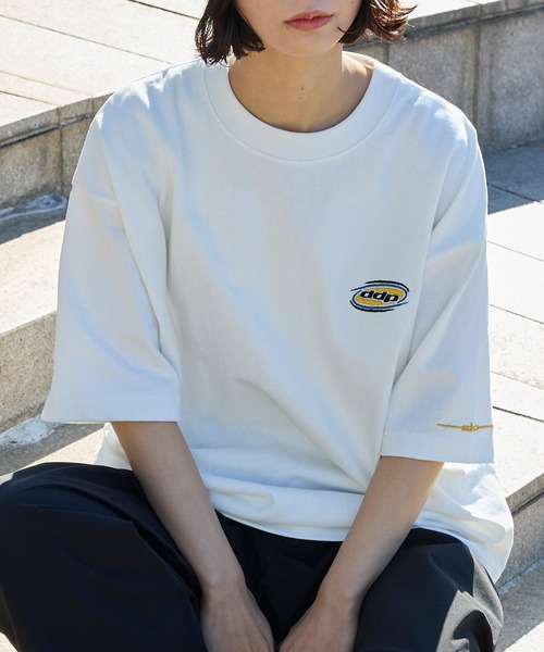 ddp(ディーディーピー)の「DDP/ディーディーピー 別注 サークルロゴ刺繍 ヘビーウェイト ビッグシルエット半袖Tシャツ(Tシャツ/カットソー・メンズ・オフホワイト/ブルー/アッシュグレー/ブラック/ネイビー/ブラック系/ベージュ系/パープル系/ホワイト系/ホワイト系1/ネイビー系1/ブラウン/ブラウン系/ワイン系/ホワイト系2/ブラック系2/ネイビー系2/チャコール・M/L)」の5枚目の写真