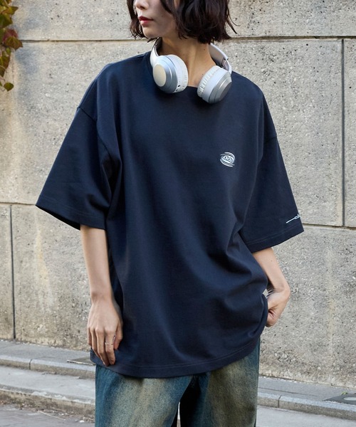 ddp(ディーディーピー)の「DDP/ディーディーピー 別注 サークルロゴ刺繍 ヘビーウェイト ビッグシルエット半袖Tシャツ(Tシャツ/カットソー・メンズ・オフホワイト/ブルー/アッシュグレー/ブラック/ネイビー/ブラック系/ベージュ系/パープル系/ホワイト系/ホワイト系1/ネイビー系1/ブラウン/ブラウン系/ワイン系/ホワイト系2/ブラック系2/ネイビー系2/チャコール・M/L)」の16枚目の写真