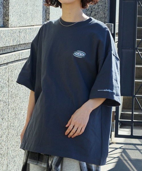 ddp(ディーディーピー)の「DDP/ディーディーピー 別注 サークルロゴ刺繍 ヘビーウェイト ビッグシルエット半袖Tシャツ(Tシャツ/カットソー・メンズ・オフホワイト/ブルー/アッシュグレー/ブラック/ネイビー/ブラック系/ベージュ系/パープル系/ホワイト系/ホワイト系1/ネイビー系1/ブラウン/ブラウン系/ワイン系/ホワイト系2/ブラック系2/ネイビー系2/チャコール・M/L)」の10枚目の写真