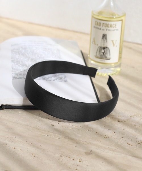 ANEMONE（アネモネ）の「サテン調ワイドカチューシャ（カチューシャ・レディース・ブラック・FREE）」の3枚目の写真