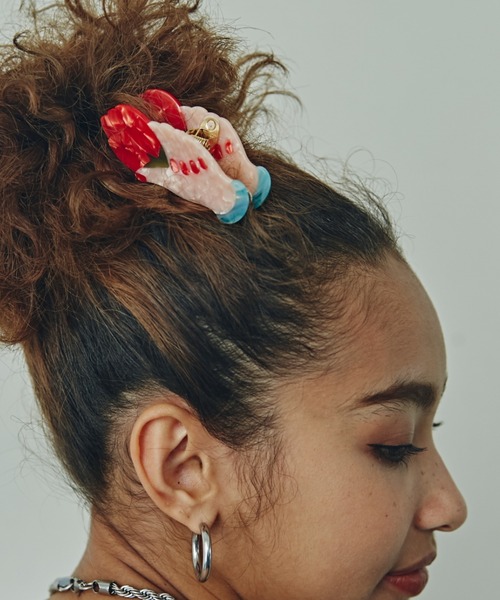 ROSE BUD(ローズバッド)の「ローズ×赤ネイルハンドヘアクリップ(バレッタ/ヘアクリップ・レディース・ベージュ・FREE)」の1枚目の写真
