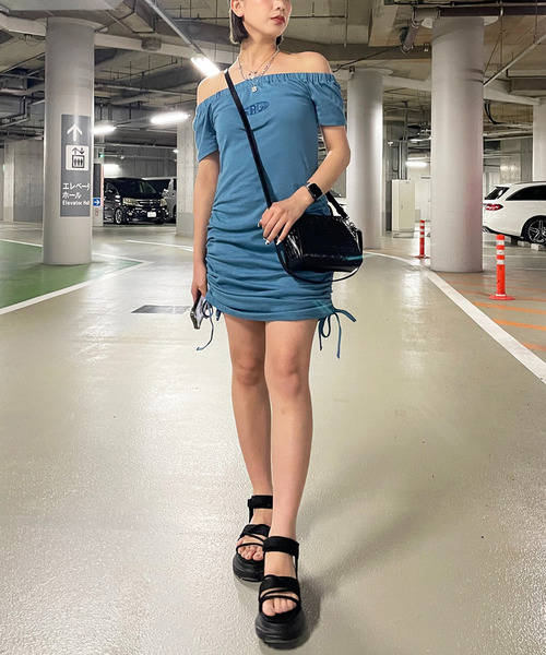 SPIRALGIRL(スパイラルガール)の「オフショルギャザータイトワンピース(ワンピース・レディース・ライトグレー/ブラック/ブルー・FREE)」の6枚目の写真