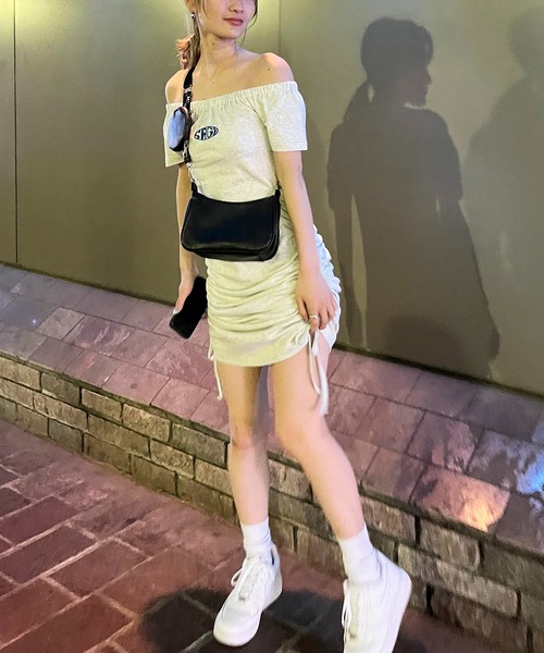 SPIRALGIRL（スパイラルガール）の「オフショルギャザータイトワンピース（ワンピース・レディース・ライトグレー/ブラック/ブルー・FREE）」の8枚目の写真