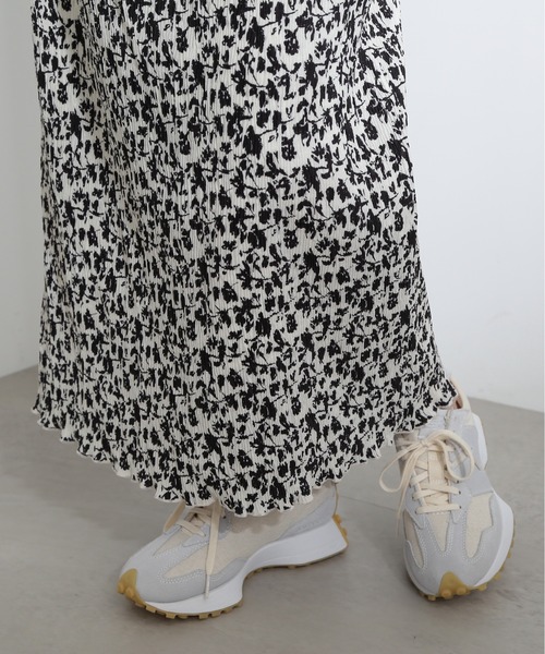 N.(N. Natural Beauty Basic)(エヌエヌナチュラルビューティーベーシック)の「◆花柄ナロープリーツスカート(スカート・レディース・ホワイト系その他/ブラック系その他・MEDIUM)」の4枚目の写真