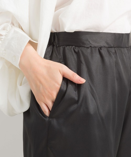 terrace(テラス)の「プリーツヘムサテンパンツ(その他パンツ・レディース・チャコール/ブラック/ブルー・MEDIUM)」の16枚目の写真
