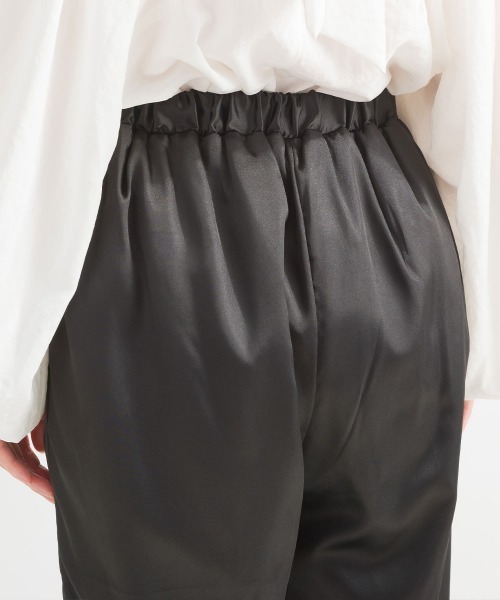 terrace(テラス)の「プリーツヘムサテンパンツ(その他パンツ・レディース・チャコール/ブラック/ブルー・MEDIUM)」の17枚目の写真