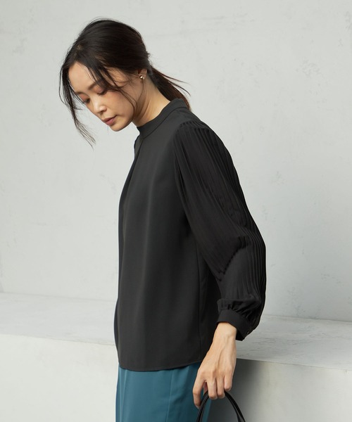 A/C DESIGN BY ALPHA CUBIC(エーシーデザインバイアルファキュービック)の「プリーツスリーブブラウス(シャツ/ブラウス・レディース・ライトグレー/オフホワイト/ブラック・9号/13号/11号)」の5枚目の写真