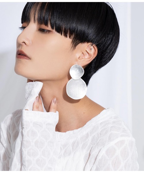 Settimissimo(セッティミッシモ)の「ITALYマットゴールド/シルバー大ぶり丸ピアス(ピアス(両耳用)・レディース・シルバー/ゴールド・FREE)」の5枚目の写真