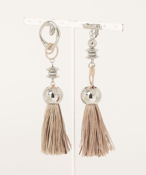 amplis(アンプリス)の「【amplis/アンプリス】with tassel earring / ウィズタッセルイヤリング(イヤリング・レディース・ブロンズ/グレー/ベージュ/ブラック・FREE)」の4枚目の写真