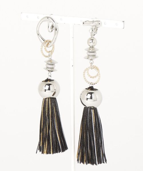 amplis(アンプリス)の「【amplis/アンプリス】with tassel earring / ウィズタッセルイヤリング(イヤリング・レディース・ブロンズ/グレー/ベージュ/ブラック・FREE)」の2枚目の写真