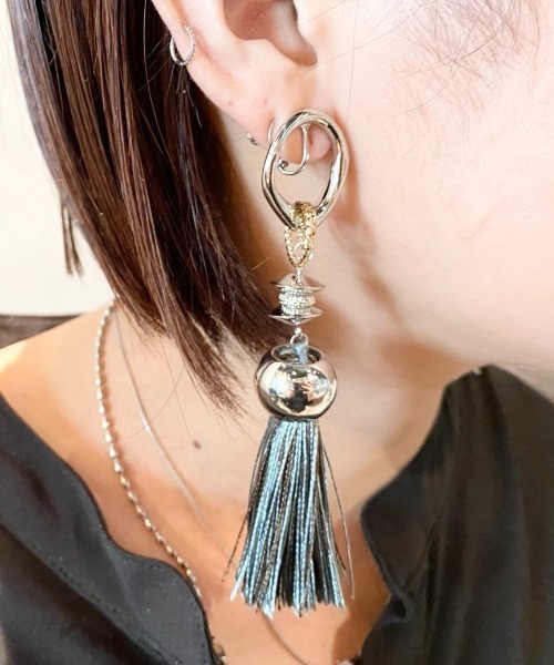 amplis(アンプリス)の「【amplis/アンプリス】with tassel earring / ウィズタッセルイヤリング(イヤリング・レディース・ブロンズ/グレー/ベージュ/ブラック・FREE)」の1枚目の写真