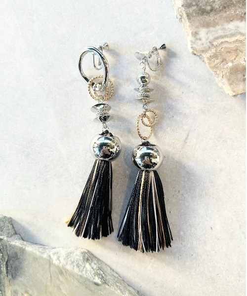 amplis(アンプリス)の「【amplis/アンプリス】with tassel earring / ウィズタッセルイヤリング(イヤリング・レディース・ブロンズ/グレー/ベージュ/ブラック・FREE)」の6枚目の写真