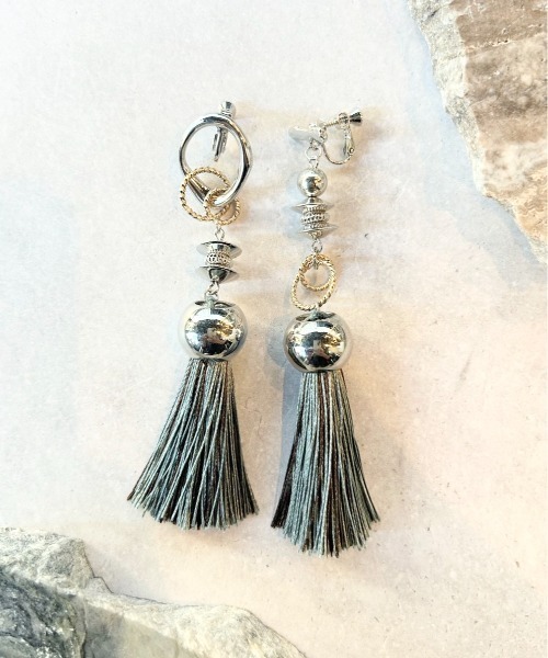 amplis(アンプリス)の「【amplis/アンプリス】with tassel earring / ウィズタッセルイヤリング(イヤリング・レディース・ブロンズ/グレー/ベージュ/ブラック・FREE)」の7枚目の写真