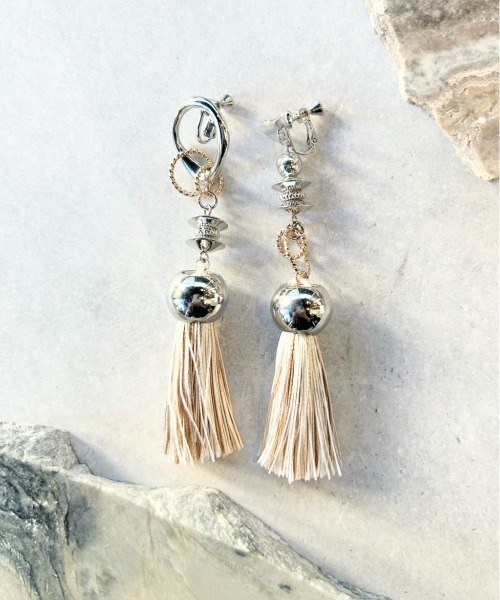 amplis(アンプリス)の「【amplis/アンプリス】with tassel earring / ウィズタッセルイヤリング(イヤリング・レディース・ブロンズ/グレー/ベージュ/ブラック・FREE)」の8枚目の写真