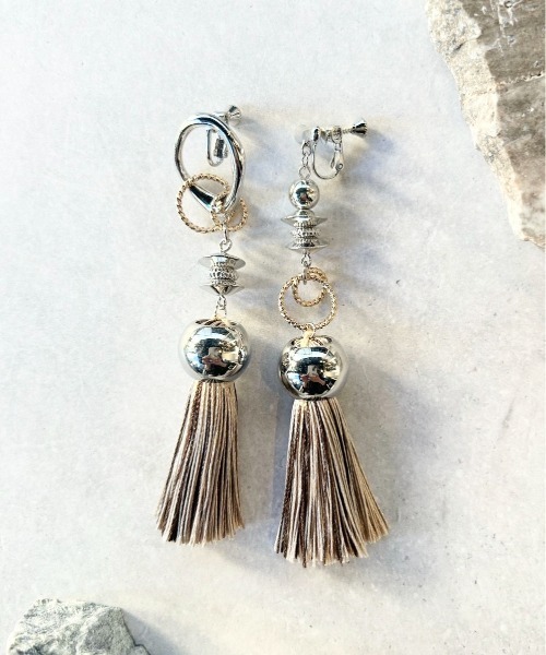 amplis(アンプリス)の「【amplis/アンプリス】with tassel earring / ウィズタッセルイヤリング(イヤリング・レディース・ブロンズ/グレー/ベージュ/ブラック・FREE)」の9枚目の写真