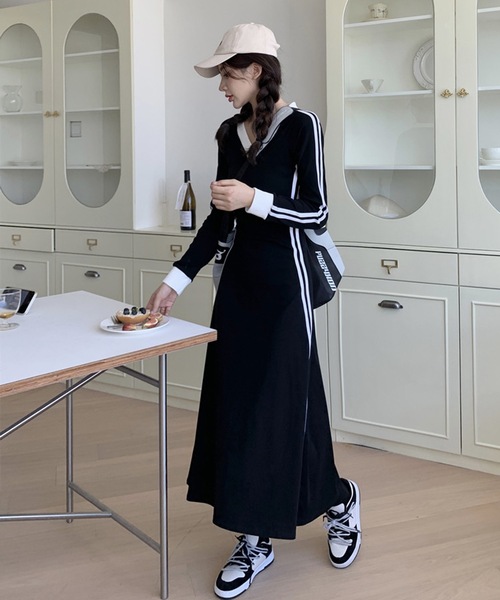 shopnikoniko(ショップニコニコ)の「サイドライン Vネック ロングワンピース 長袖 スポーティー バイカラー(ワンピース・レディース・ブラック・フリー)」の5枚目の写真