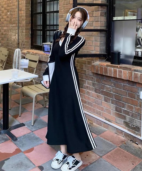 shopnikoniko(ショップニコニコ)の「サイドライン Vネック ロングワンピース 長袖 スポーティー バイカラー(ワンピース・レディース・ブラック・フリー)」の9枚目の写真