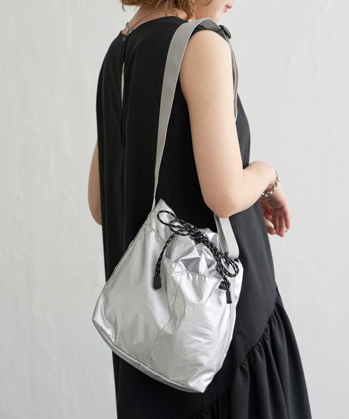notch.（ノッチ）の「ナイロン巾着ショルダーバッグ（ショルダーバッグ・レディース・ブラック/シルバー・ONESIZE）」の12枚目の写真