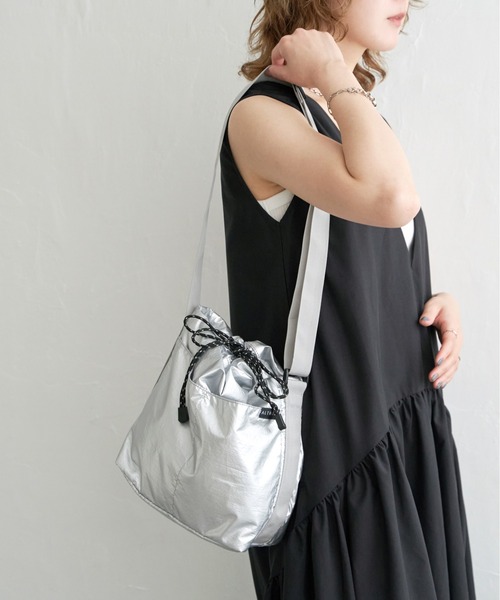 notch.（ノッチ）の「ナイロン巾着ショルダーバッグ（ショルダーバッグ・レディース・ブラック/シルバー・ONESIZE）」の13枚目の写真
