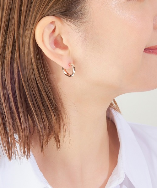 Phoebe(フィービィー)の「【金属アレルギー対応】ウェーブフープセラミックピアス シャンパンゴールド(ピアス(両耳用)・レディース・シャンパン・FREE)」の8枚目の写真