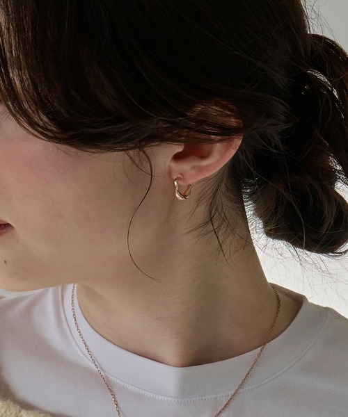 金属アレルギー対応】ウェーブフープセラミックピアス シャンパン