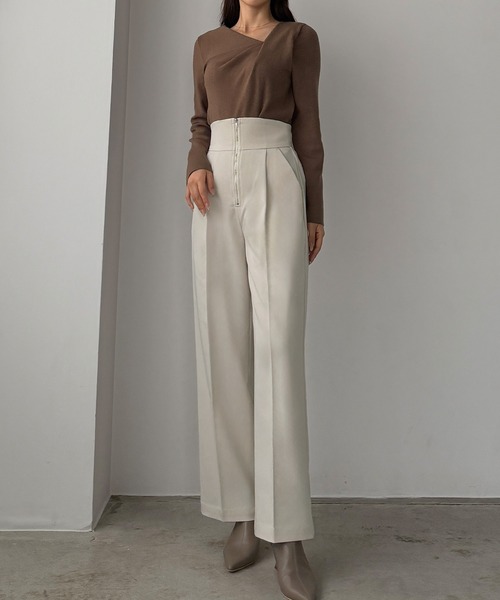 Louere（ルエレ）の「フロントジップハイウエストタックパンツ[高身長サイズMT/低身長サイズS有り]（スラックス・レディース・ブラック/アイボリー/チャコール/ライトベージュ/ブラウン/ネイビー/ライトグレー・SMALL/MEDIUM/LARGE/X-LARGE/MT）」の11枚目の写真