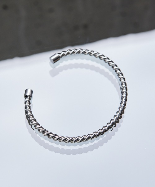 ear PAPILLONNER（イアパピヨネ）の「《金属アレルギー/ステンレス》ツイストバングル（バングル/リストバンド・レディース・シルバー/ゴールド・FREE）」の2枚目の写真