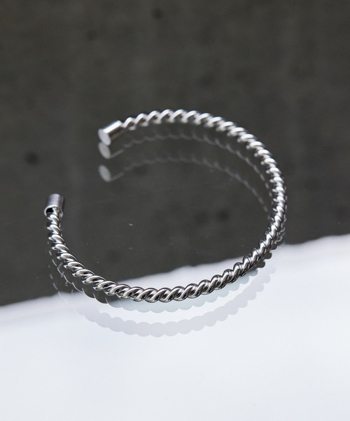 ear PAPILLONNER（イアパピヨネ）の「《金属アレルギー/ステンレス》ツイストバングル（バングル/リストバンド・レディース・シルバー/ゴールド・FREE）」の3枚目の写真