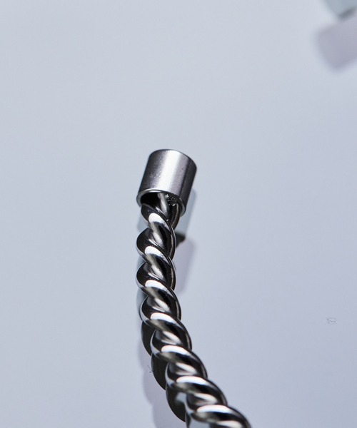 ear PAPILLONNER（イアパピヨネ）の「《金属アレルギー/ステンレス》ツイストバングル（バングル/リストバンド・レディース・シルバー/ゴールド・FREE）」の4枚目の写真