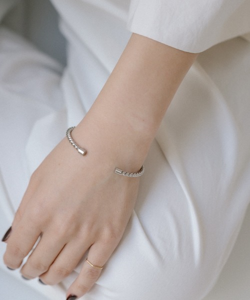 ear PAPILLONNER（イアパピヨネ）の「《金属アレルギー/ステンレス》ツイストバングル（バングル/リストバンド・レディース・シルバー/ゴールド・FREE）」の5枚目の写真