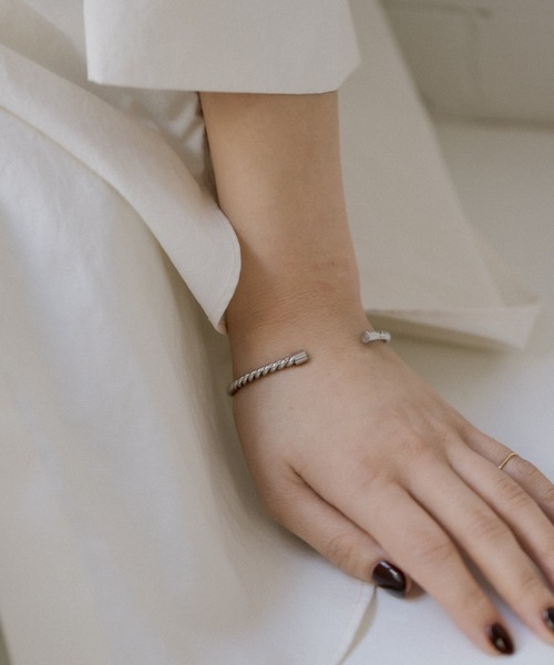 ear PAPILLONNER（イアパピヨネ）の「《金属アレルギー/ステンレス》ツイストバングル（バングル/リストバンド・レディース・シルバー/ゴールド・FREE）」の6枚目の写真