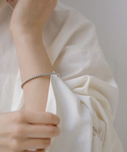 ear PAPILLONNER（イアパピヨネ）の「《金属アレルギー/ステンレス》ツイストバングル（バングル/リストバンド・レディース・シルバー/ゴールド・FREE）」の9枚目の写真
