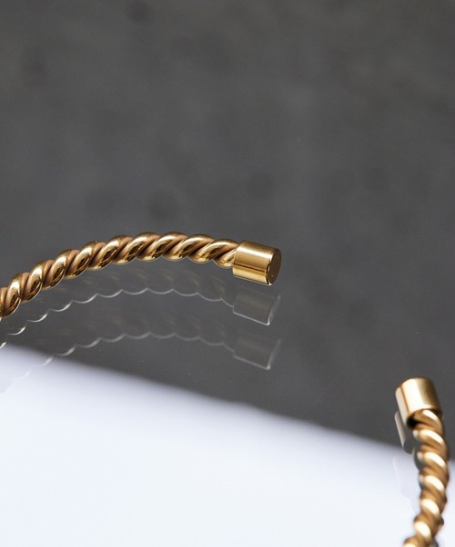 ear PAPILLONNER（イアパピヨネ）の「《金属アレルギー/ステンレス》ツイストバングル（バングル/リストバンド・レディース・シルバー/ゴールド・FREE）」の13枚目の写真