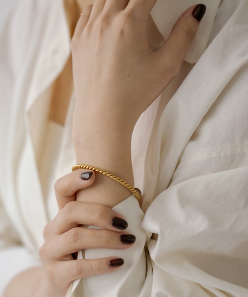 ear PAPILLONNER（イアパピヨネ）の「《金属アレルギー/ステンレス》ツイストバングル（バングル/リストバンド・レディース・シルバー/ゴールド・FREE）」の14枚目の写真