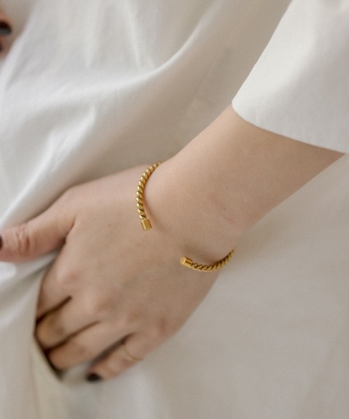 ear PAPILLONNER（イアパピヨネ）の「《金属アレルギー/ステンレス》ツイストバングル（バングル/リストバンド・レディース・シルバー/ゴールド・FREE）」の15枚目の写真