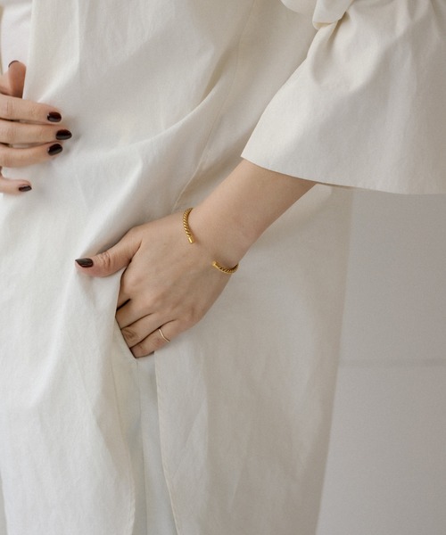 ear PAPILLONNER（イアパピヨネ）の「《金属アレルギー/ステンレス》ツイストバングル（バングル/リストバンド・レディース・シルバー/ゴールド・FREE）」の17枚目の写真