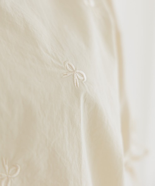 flower(フラワー)の「リボンエンブロイダリーブラウス(シャツ/ブラウス・レディース・アイボリー/ブルー・FREE)」の10枚目の写真