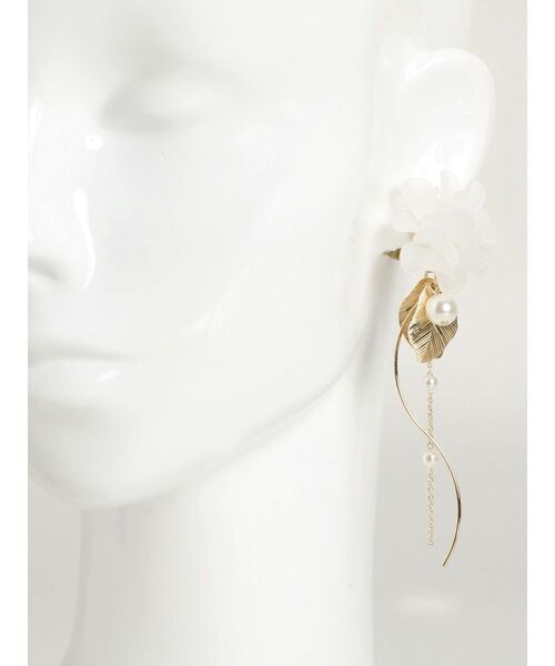 MERCURYDUO（マーキュリーデュオ）の「BIGフラワーモチーフパールチェーンイヤリング（イヤリング・レディース・ゴールド/シルバー・FREE）」の3枚目の写真