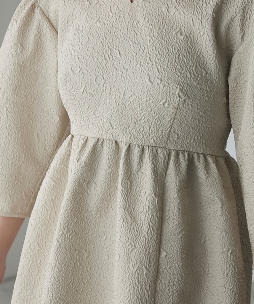 BONLECILL noir（ボンルシールノワール）の「【BONLECILL noir】2way膨れジャガードリボンペプラムブラウス＆テーパードパンツ セット（パンツドレス・レディース・オリーブ系/ホワイト系/ブラック・S-M/M-L）」の4枚目の写真