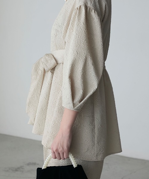 BONLECILL noir（ボンルシールノワール）の「【BONLECILL noir】2way膨れジャガードリボンペプラムブラウス＆テーパードパンツ セット（パンツドレス・レディース・オリーブ系/ホワイト系/ブラック・S-M/M-L）」の5枚目の写真