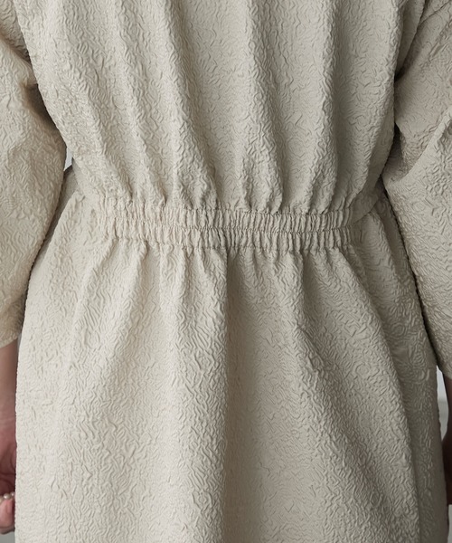 BONLECILL noir（ボンルシールノワール）の「【BONLECILL noir】2way膨れジャガードリボンペプラムブラウス＆テーパードパンツ セット（パンツドレス・レディース・オリーブ系/ホワイト系/ブラック・S-M/M-L）」の12枚目の写真