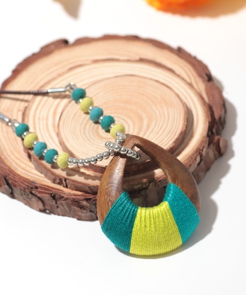 チチカカ（チチカカ）の「糸巻ウッドコードネックレス（ネックレス・レディース・パープル/グリーン/ブルー・FREE）」の2枚目の写真