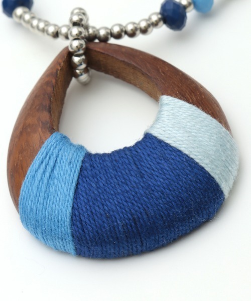 チチカカ（チチカカ）の「糸巻ウッドコードネックレス（ネックレス・レディース・パープル/グリーン/ブルー・FREE）」の4枚目の写真