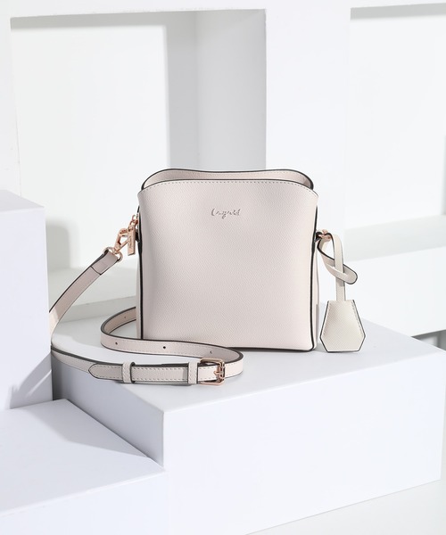 Ungrid(アングリッド)の「【Ungrid/アングリッド】カラーロゴ金具 キーハウス付きアオリポケットショルダーバッグ(ショルダーバッグ・レディース・アイボリー/ブルーグレー/グレイッシュベージュ/ワイン/ブラック/ネイビー/グレー・FREE)」の2枚目の写真