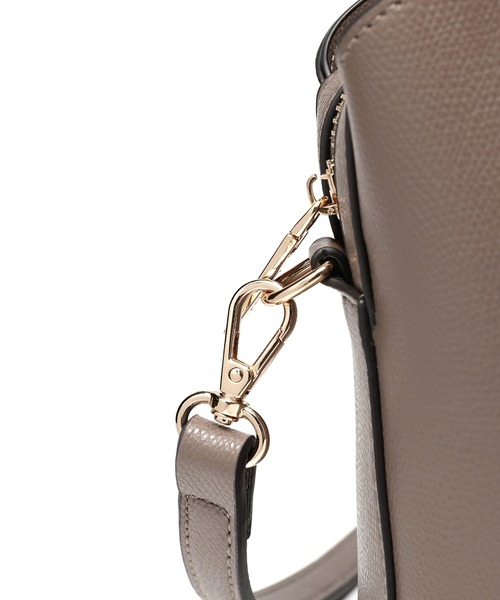 Ungrid(アングリッド)の「【Ungrid/アングリッド】カラーロゴ金具 キーハウス付きアオリポケットショルダーバッグ(ショルダーバッグ・レディース・アイボリー/ブルーグレー/グレイッシュベージュ/ワイン/ブラック/ネイビー/グレー・FREE)」の8枚目の写真