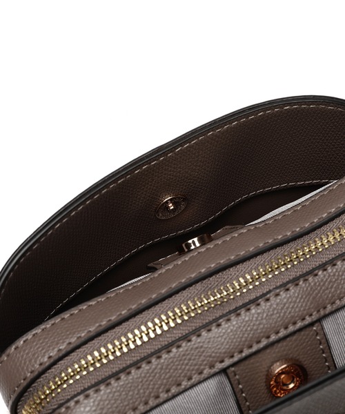 Ungrid(アングリッド)の「【Ungrid/アングリッド】カラーロゴ金具 キーハウス付きアオリポケットショルダーバッグ(ショルダーバッグ・レディース・アイボリー/ブルーグレー/グレイッシュベージュ/ワイン/ブラック/ネイビー/グレー・FREE)」の13枚目の写真