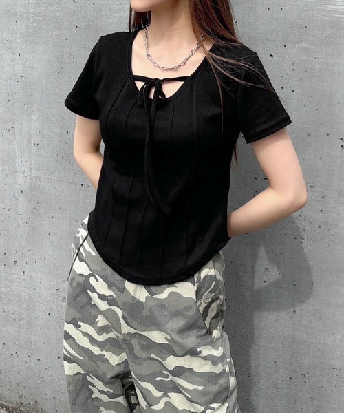 ENVYM(アンビー)の「ピンタックホルタートップス(Tシャツ/カットソー・レディース・ブラック/ホワイト・FREE)」の3枚目の写真
