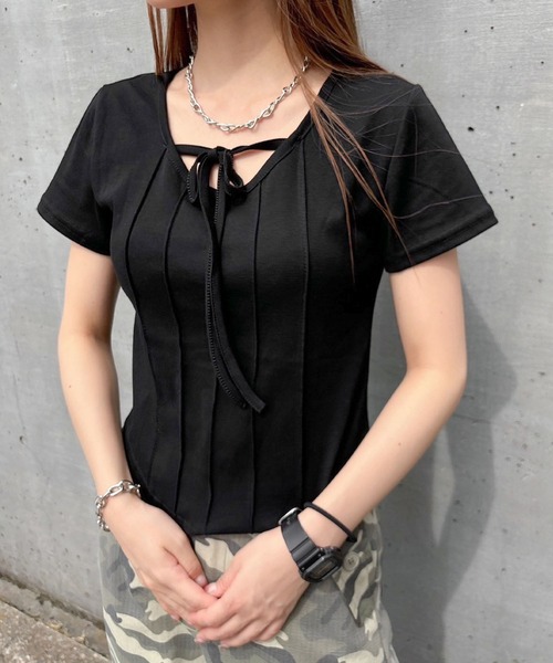 ENVYM(アンビー)の「ピンタックホルタートップス(Tシャツ/カットソー・レディース・ブラック/ホワイト・FREE)」の4枚目の写真