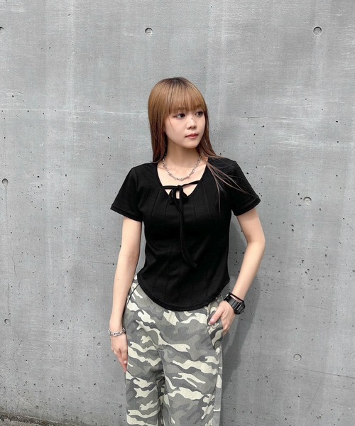ENVYM(アンビー)の「ピンタックホルタートップス(Tシャツ/カットソー・レディース・ブラック/ホワイト・FREE)」の17枚目の写真