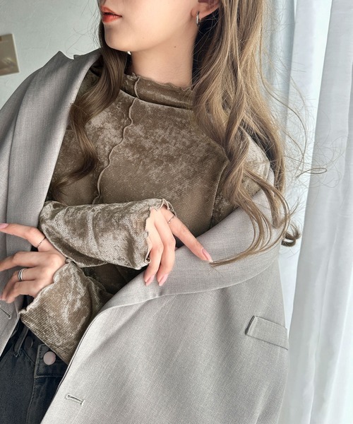 classicalelf(クラシカルエルフ)の「主役も引き立て役もこなす万能アイテム。前後2way シアーベロア ハイネックメロートップス(Tシャツ/カットソー・レディース・グレイッシュベージュ/ブラック/ブラウン/チャコール・X-LARGE/SMALL/MEDIUM/LARGE)」の3枚目の写真